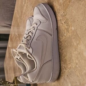 White nike low top shoes